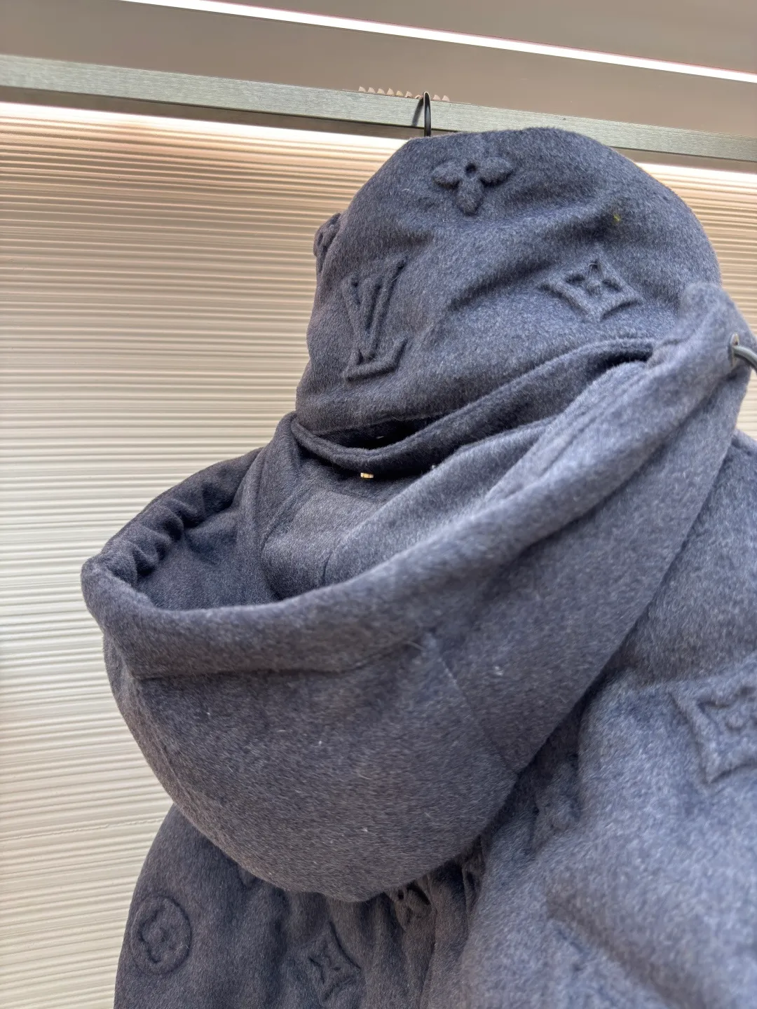 LOUIS VUITTON Presbyopic embossed embossed down jacket ●Item number: 1680601-F25 ●Material: white goose down ●Technology: embossed embossed ●Version: fitted version ●Weight: about 3150 grams ●Size: S-M-L-XL ●Description: The fabric itself contains a lot of cashmere, and the inside is filled with 90 white duck down. It is super fluffy and difficult to process. The scrap rate of embossing fabrics of different materials reaches more than 50%. The hood is detachable and the pockets have hidden zippers, which is not only warm, but also very safe. The upper body effect is very good. It does not look bloated, but it is a concave shape artifact. I also like gray clothes because gray looks very high-grade, coupled with the embossed presbyopia logo. , low-key and stylish, same style for men and women!